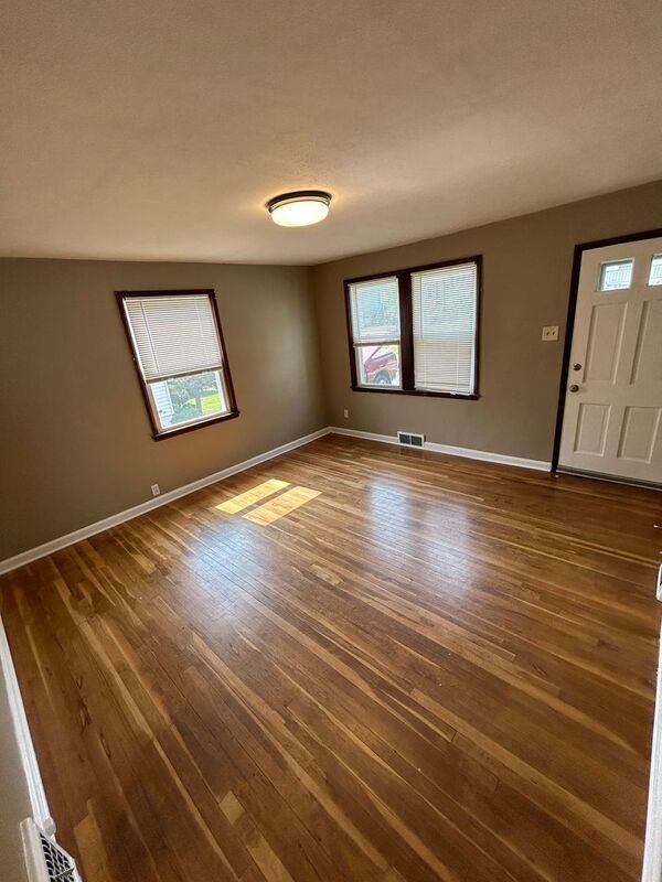 Building Photo - 7047 Manette Dr