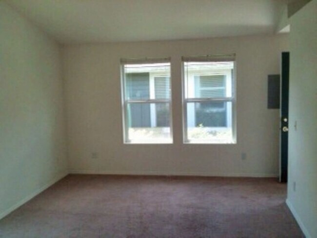 Building Photo - Newer house/condo nestled at end of street...