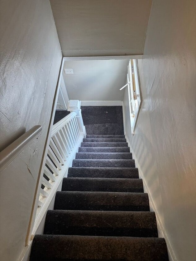 Building Photo - Huge 3 bedroom, 1 bath home featuring updates throughout