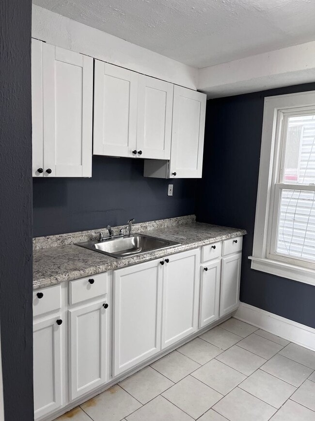 Building Photo - 3-Bedroom Home for Rent in Cleveland – Great Value!