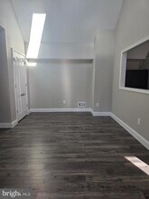 Building Photo - 320 Main St