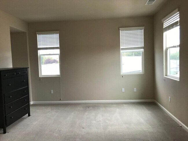 Building Photo - 4 bedroom in East Palo Alto CA 94303
