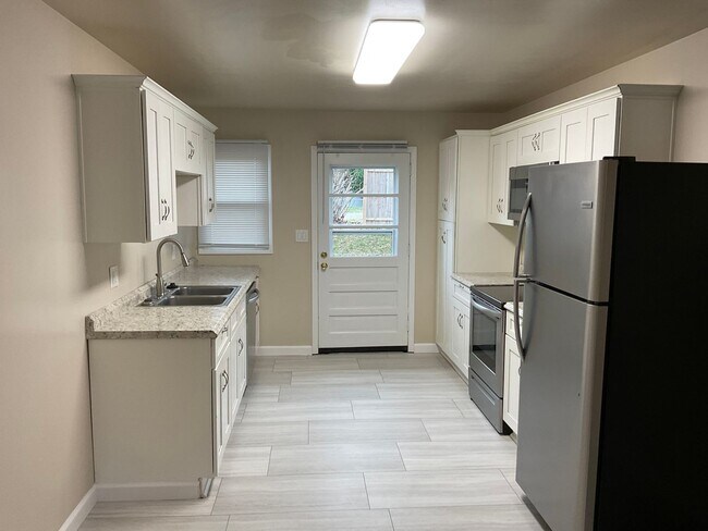 Building Photo - Brick Duplex with 2 bedrooms, 1 bath