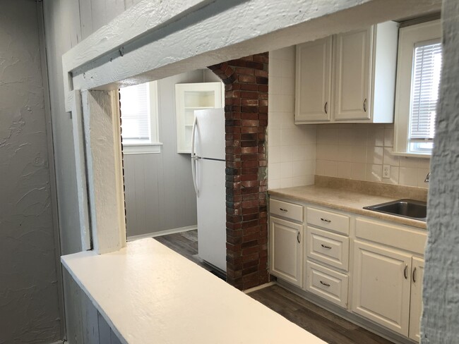 Building Photo - 172 N Roys Ave