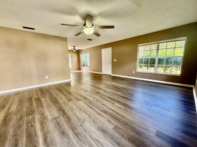 Building Photo - 3 Bed, 2 Bath Tampa Home Walking Distance ...
