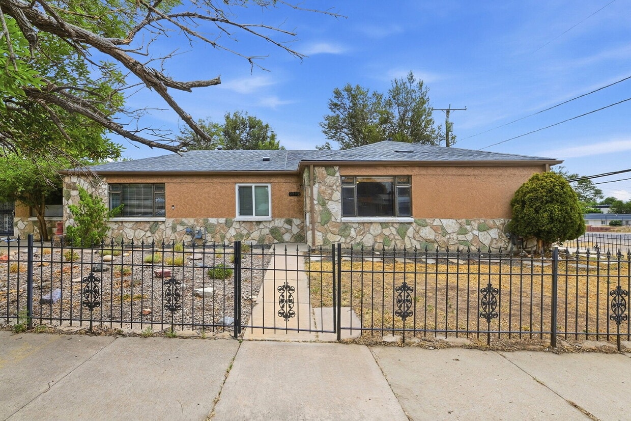 $2,220.95 with $300 Off the first month's rent, 2 Beds - 2 Bath, Duplex in Denver with Washer and... - $2,220.95 with $300 Off the first month's rent, 2 Beds - 2 Bath, Duplex in Denver with Washer and...