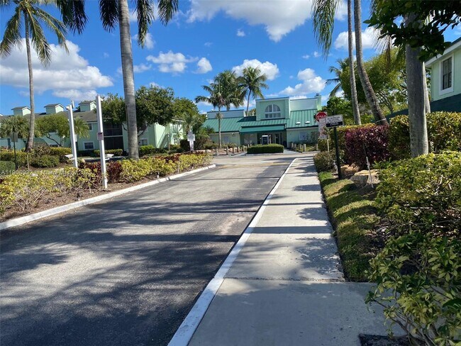 Foto del edificio - 4090 N Pine Island Rd