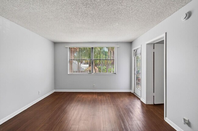 Foto del edificio - ONE BEDROOM ONE BATHROOM! WATERFRONT COMMUNITY!! W/D!