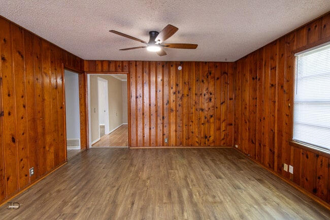 Building Photo - 709 E 1st St