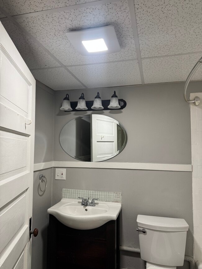 Building Photo - 10 Wakefield Ave