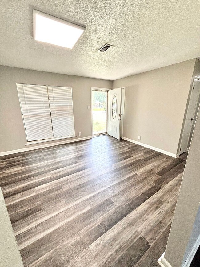Building Photo - 804 Pardew St