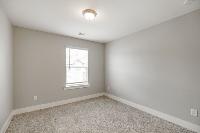 Building Photo - Townhome Available Now in the Towns of Aub...