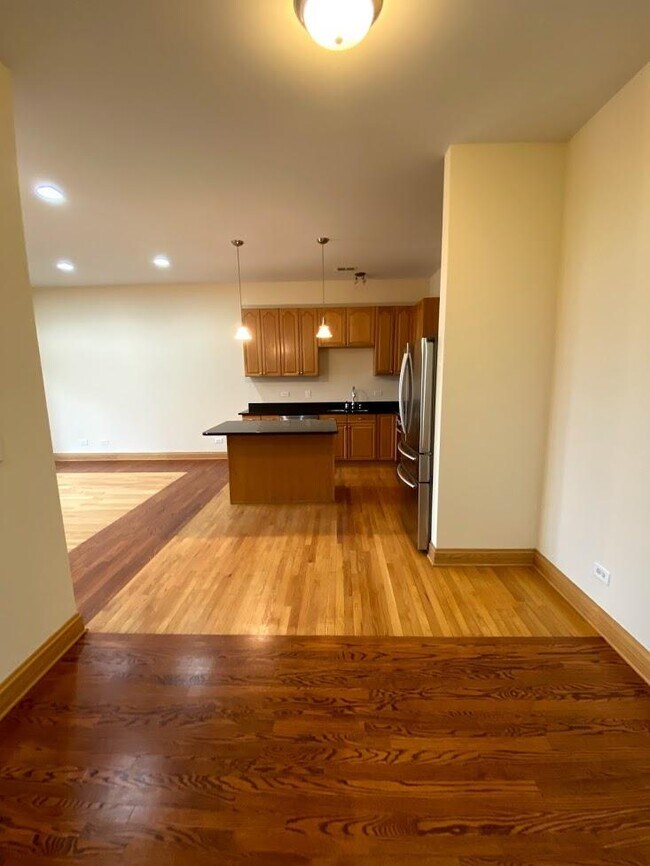 Foto del edificio - 3 bedroom in Chicago IL 60608