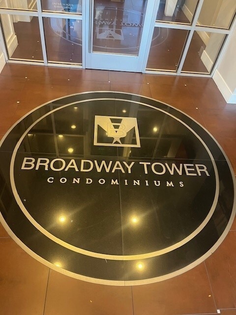 Foto del edificio - 230 E Broadway