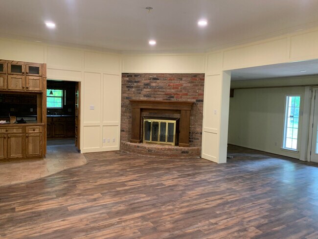 Colores modernos y brillantes y suelos - 7205 Wood Oaks Dr