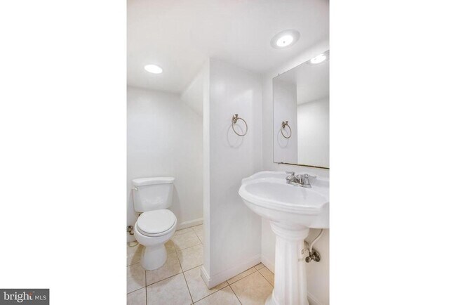 Building Photo - 729 10th St NE