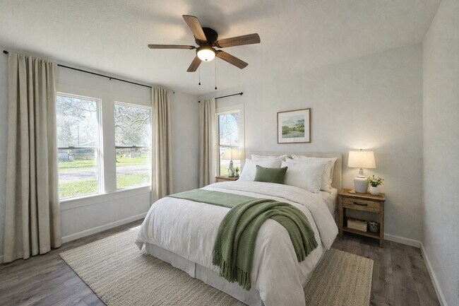 Foto del edificio - 301 E 3rd St