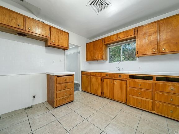 Building Photo - 3 bedrooms home plus a bonus room