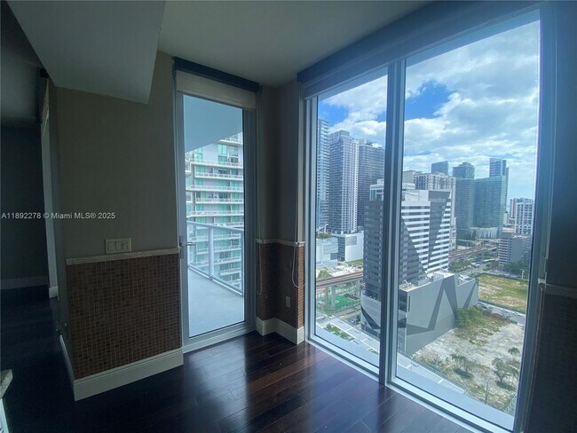 Foto del edificio - 185 SW 7th St