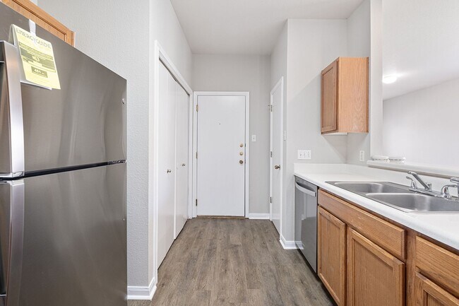 Foto del edificio - Spacious 3 Bed / 2 Bath Duplex in Prime Le...