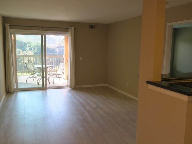 Foto del edificio - 7120 Shoreline Dr