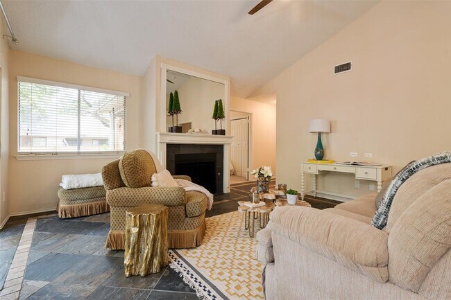 Foto del edificio - 6301 Evangeline Trail