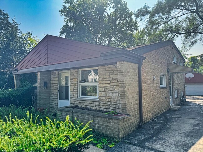 Building Photo - 3131 Hill Ln