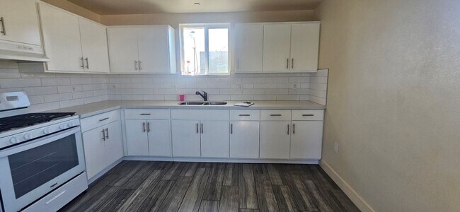 Foto del edificio - FOR RENT! 3 BED 2BATH 1,250 SF FOR ONLY $3,000,2024YEAR NEW BUILT