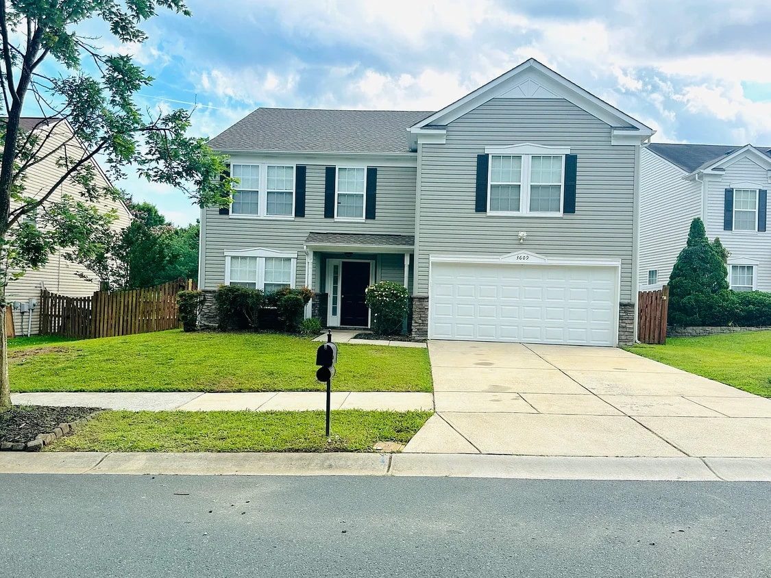 Foto principal - 3609 McDuff Ct