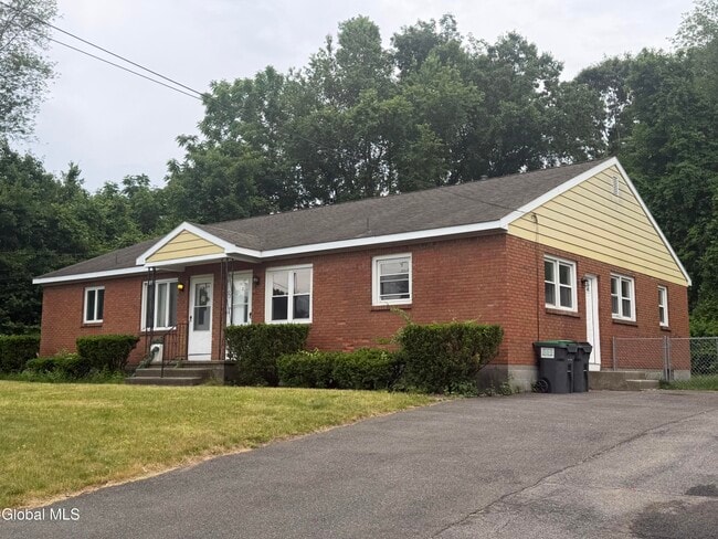 Building Photo - 5 Saybrook Dr