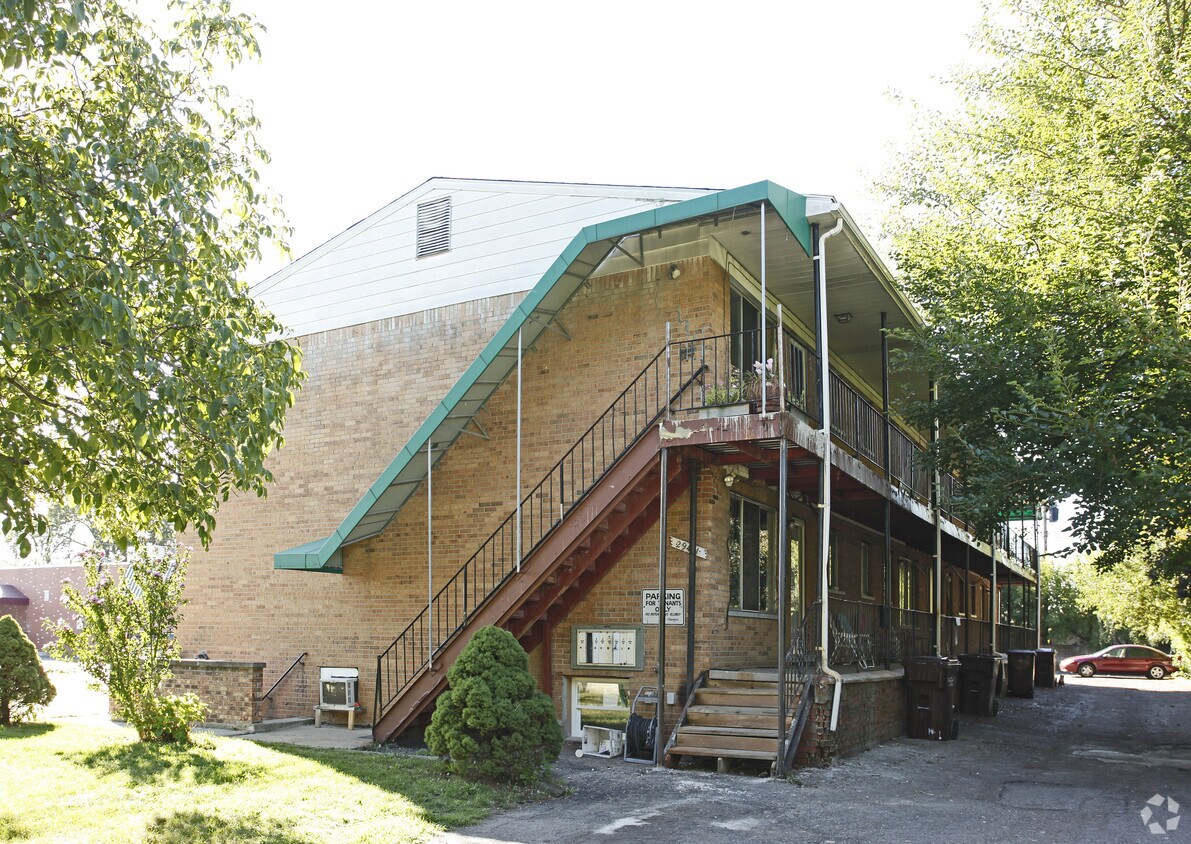 Maplewood Apartments Apartments in Garden City, MI
