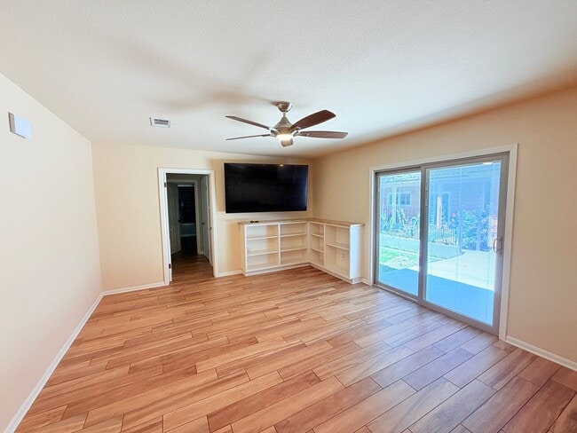 Building Photo - Amazing detached 2/2.5 duplex in Central Austin!!!