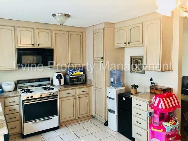 Building Photo - All one level 2 bedroom condo in Woodbridge
