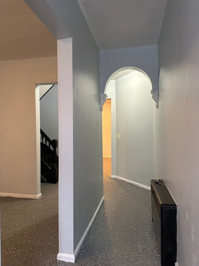 Building Photo - Spacious Rooms! W/D! Available Now!