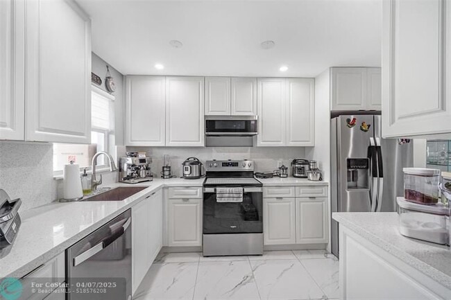 Foto del edificio - 6650 Royal Palm Blvd