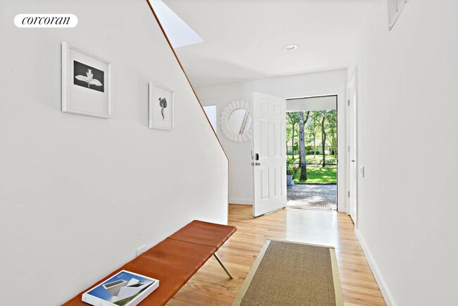 Building Photo - 8 Sulky Cir