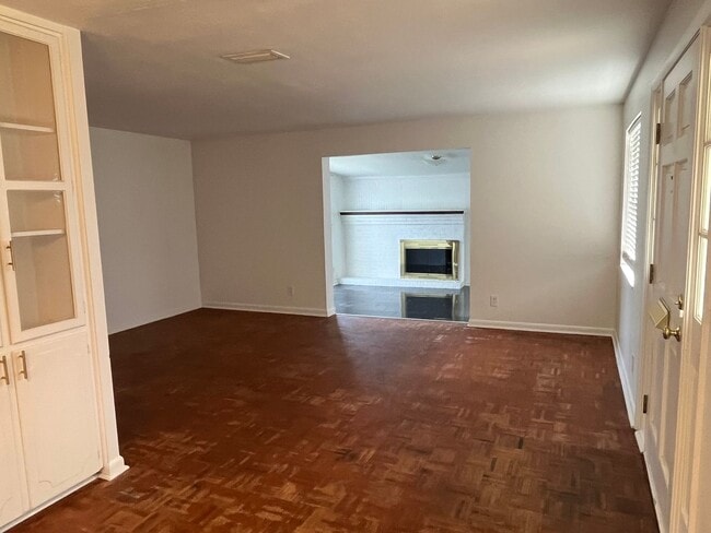 Foto del edificio - Beautiful 3 Bedroom 2 Bath Brick Home Located In Quiet Crystal Springs