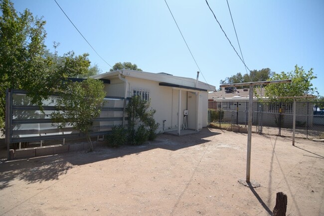 Building Photo - Remodeled 2 Bedroom 1 Bath House! (Back Un...