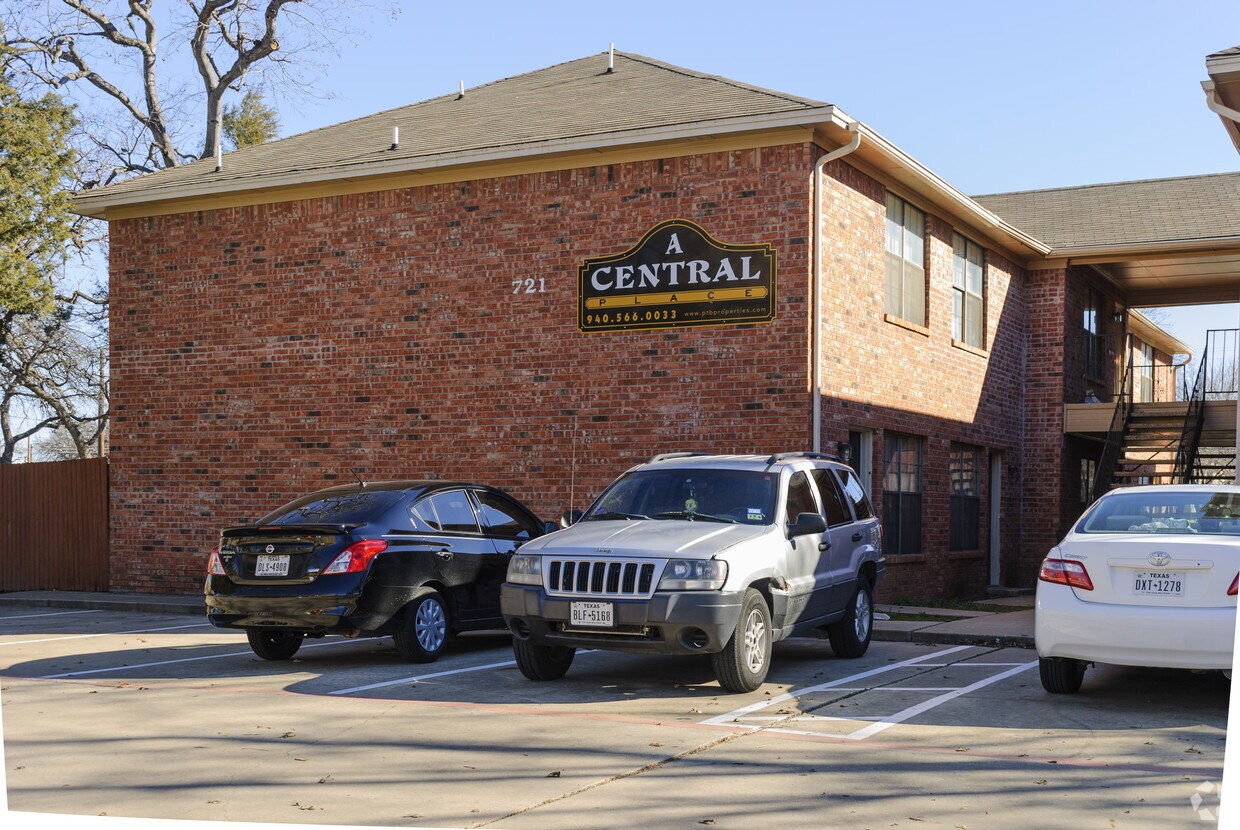 A Central Place Apartments in Denton, TX
