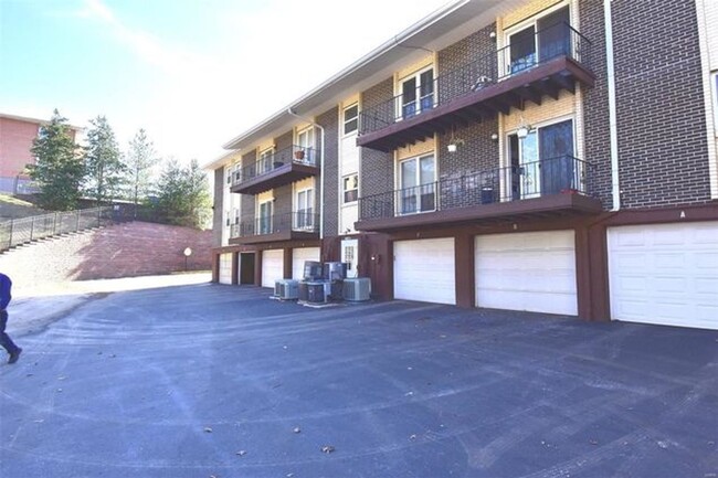 Building Photo - Creve Couer CONDO!