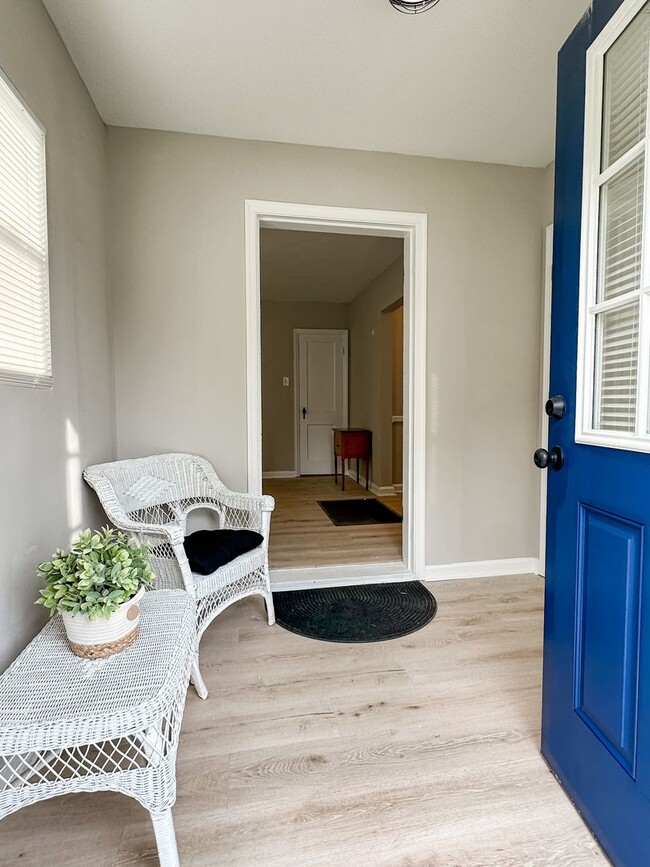 Building Photo - Remodeled 2 bed / 1 bath home