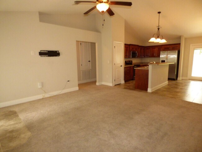 Building Photo - Great Home Minutes From Interstate