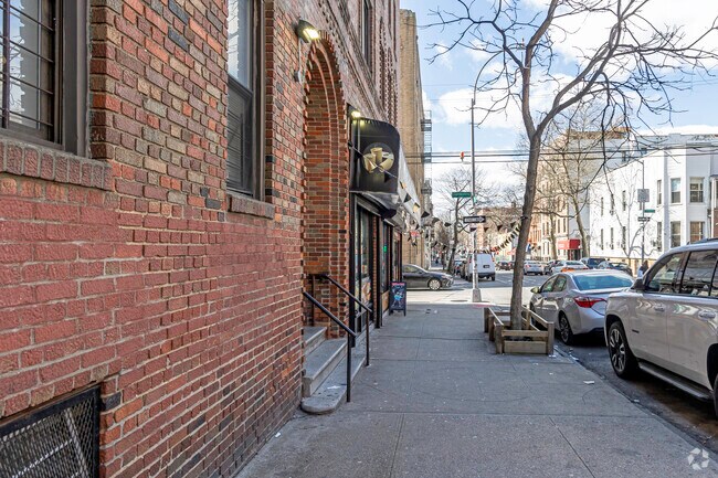 Pasarela - 684 E 189th St