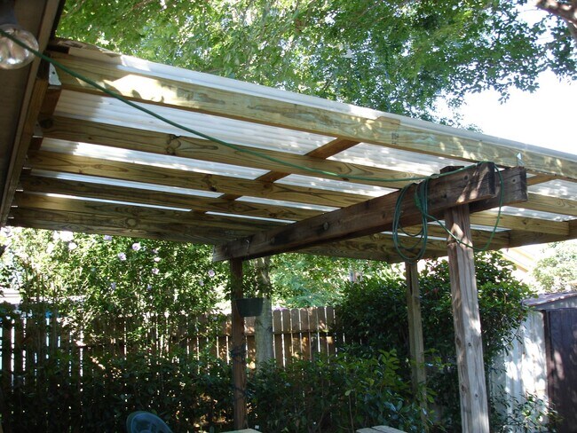 Foto del edificio - TWO BEDROOM, ONE BATH DUPLEX ON SHUTTLE RO...