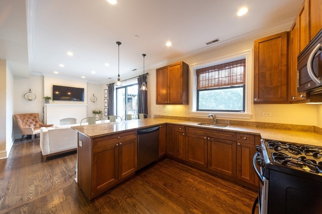 Building Photo - 920 W Schubert Ave