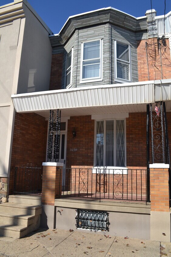 Foto principal - 3250 Gaul St