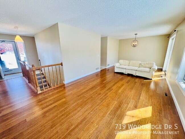 Foto del edificio - 719 Woodridge Dr S