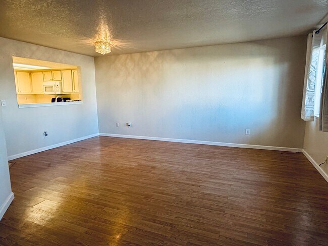 Foto del edificio - AVAILABLE NOW!!