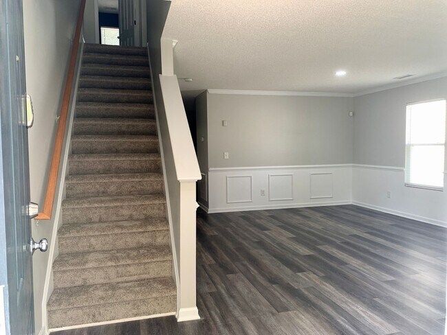 Foto del edificio - Spacious 2 Story Home In Raleigh, Availabl...
