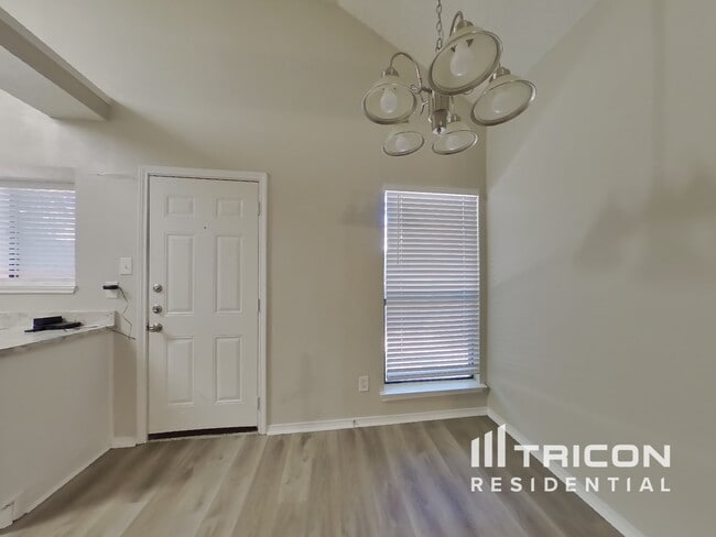 Building Photo - 906 Sylvan Creek Dr